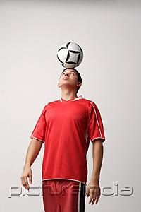 PictureIndia - Soccer player with ball on head