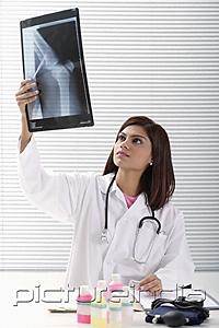 PictureIndia - Doctor reading x ray