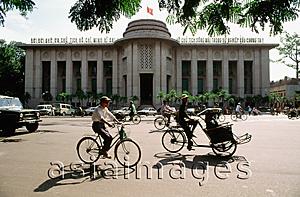 Asia Images Group - Vietnam, Hanoi, traffic in front of Foreign Trade Bank