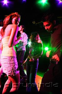 PictureIndia - Young adults dancing in club