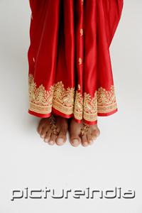 PictureIndia - Woman's feet with traditional Indian toe ring