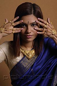 PictureIndia - Indian woman wearing traditional wedding jewelry