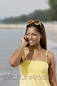 PictureIndia - woman at beach, talking on phone