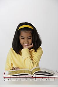 PictureIndia - girl reading book