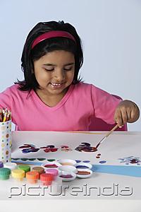 PictureIndia - Little girl painting