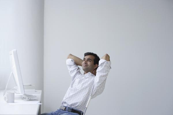 PictureIndia - Indian man relaxing in front of the computer