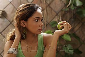PictureIndia - Young woman holding green apple