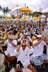 Asia Images Group - Indonesia, Bali, Gianyar, Pengastian ceremony, communal prayers on Lebih Beach. (grainy)