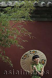 Asia Images Group - Young woman wearing a traditional Chinese dress holding an umbrella